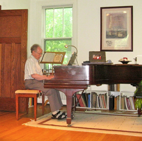 Hermann am Klavier